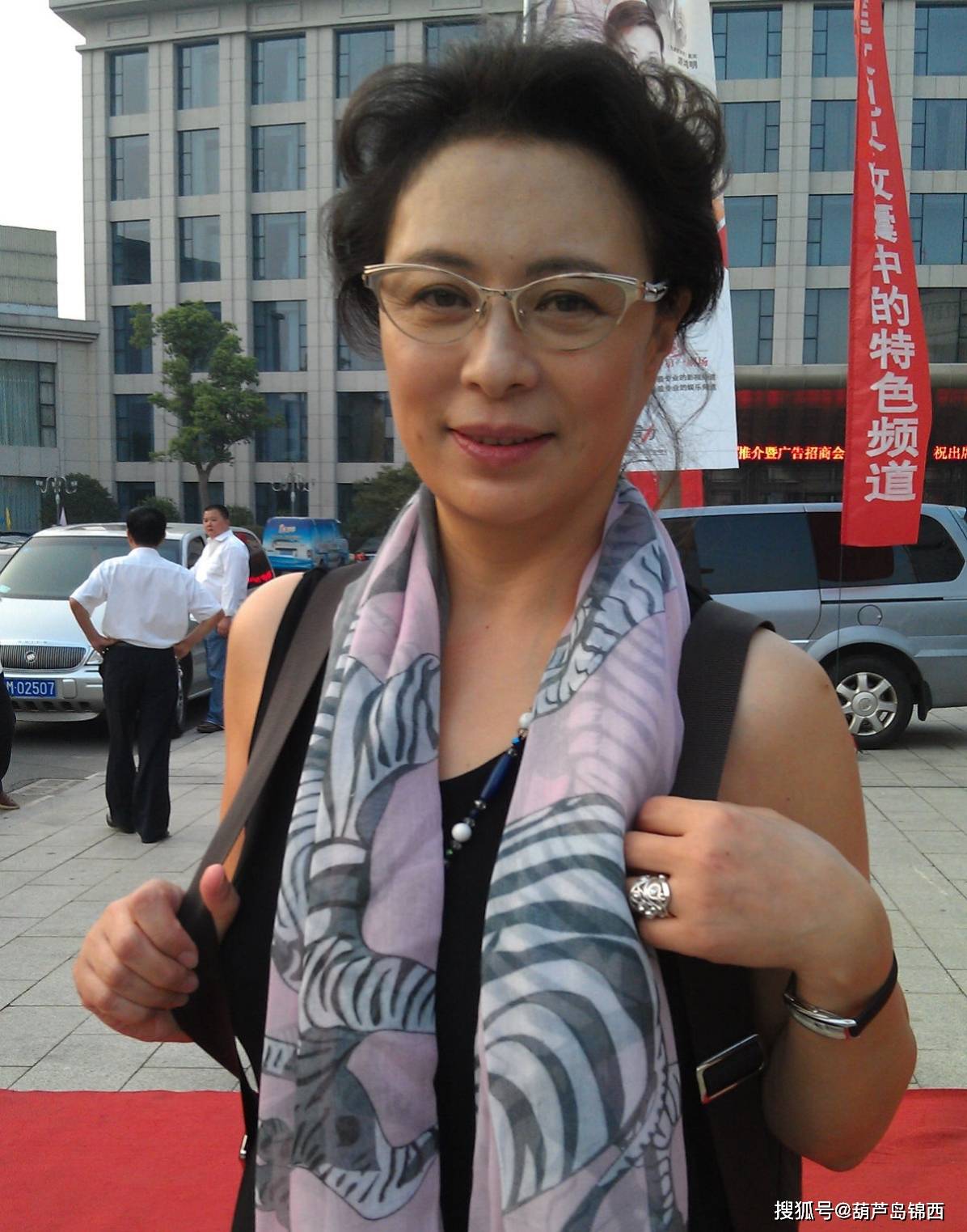 59岁"任长霞"近照曝光,依然是气质女神,丈夫身份显赫却低调