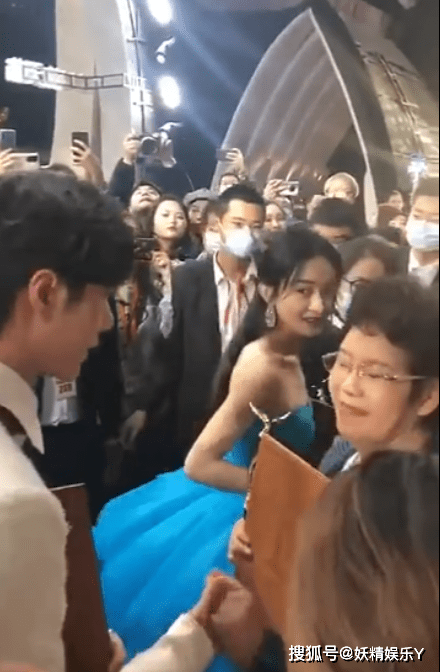 出门相送保护的就是王一博的贴身保镖乐乐