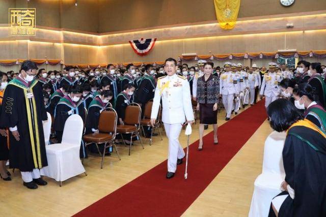 故事传记|68岁泰王参观大学派头十足，随手颁40个博士学位给王后苏提达