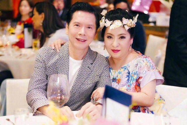 锥子脸|61岁向太少女心足！拍照爱把自己P成锥子脸，第一美模颜值成过去