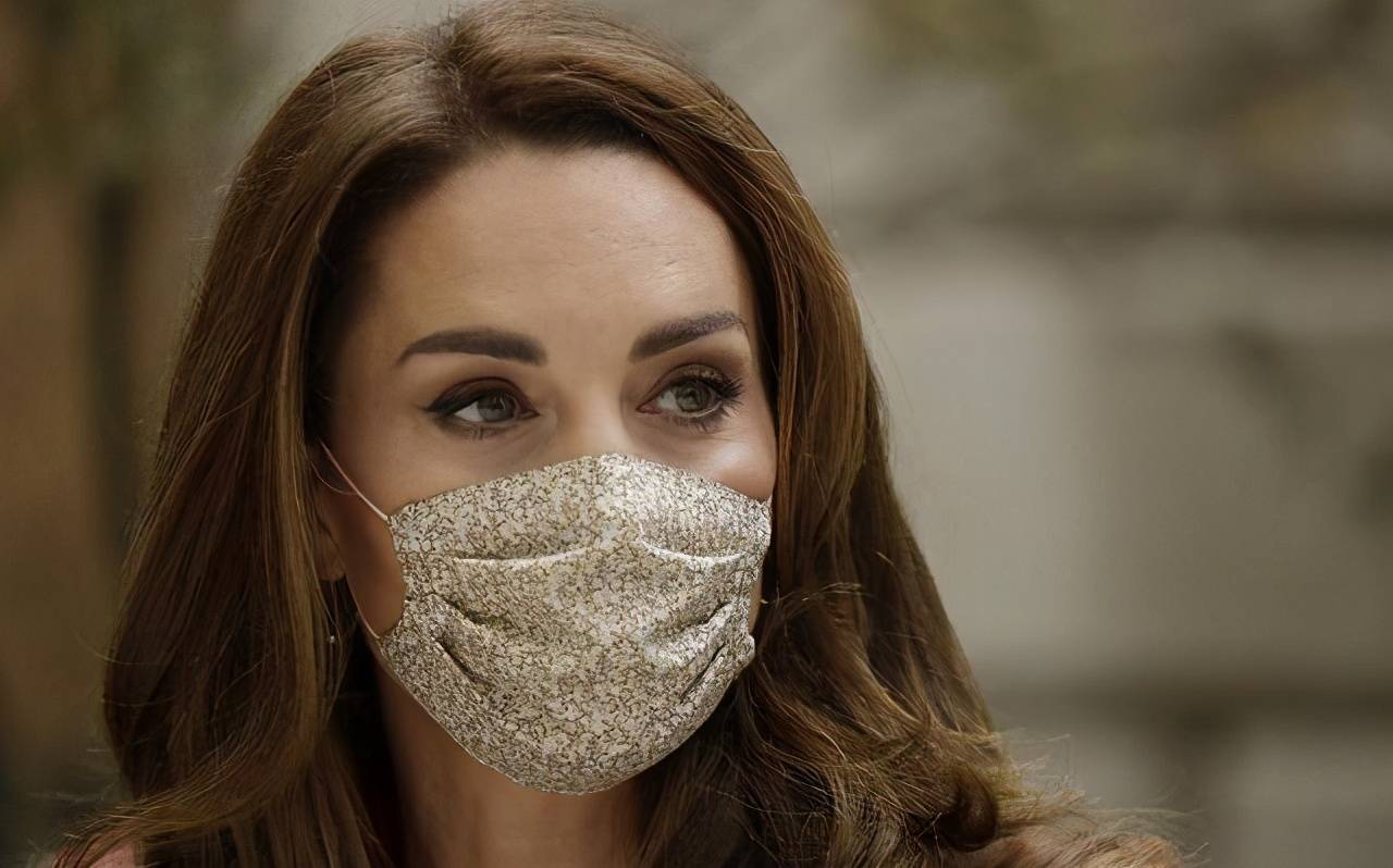 梅根|凯特穿衣“打翻身仗”!红色超长款大衣太惊艳,高贵感梅根哪能比