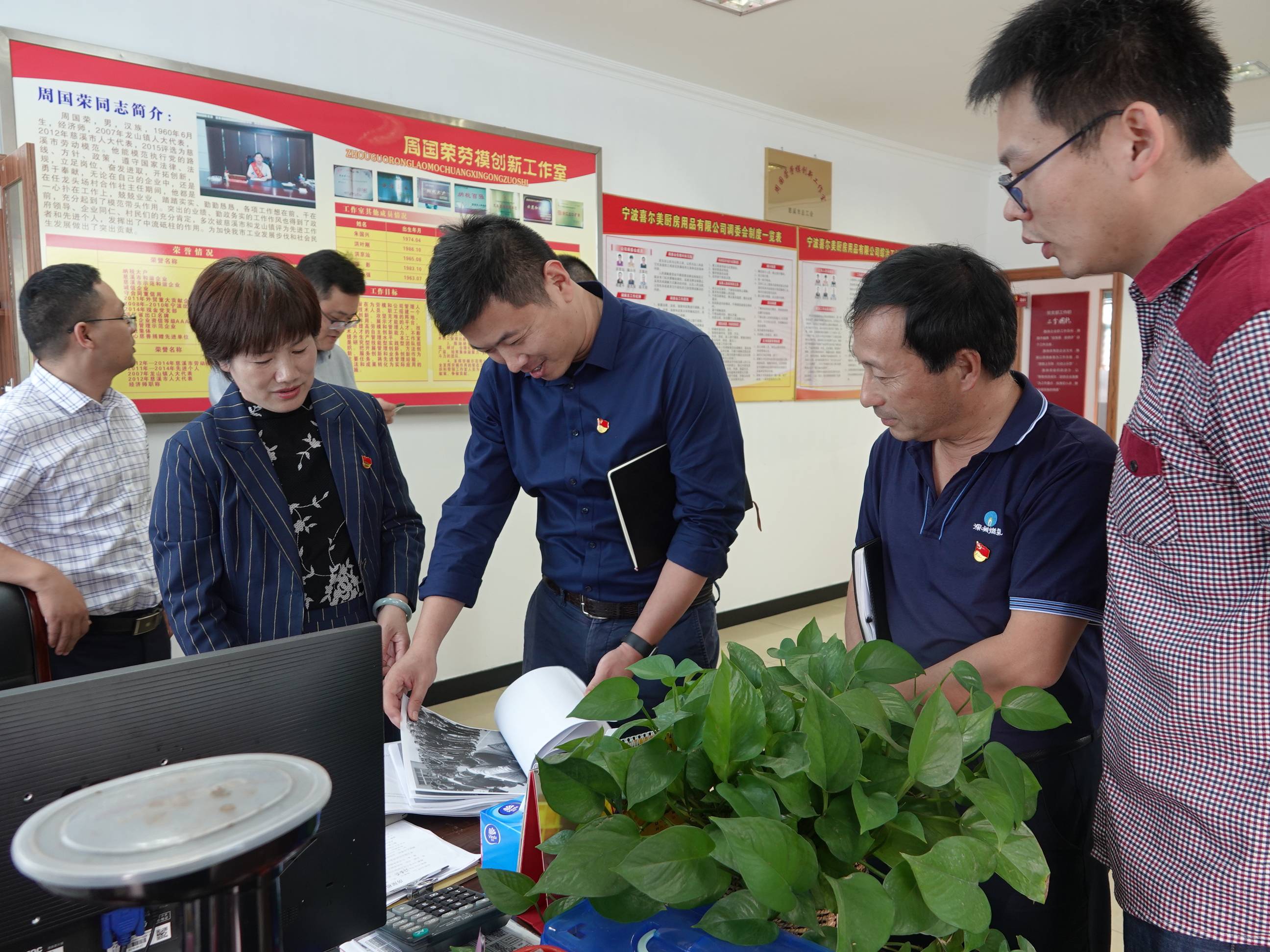 深燃董事长_深圳市燃气集团举办李亚威影视作品海报展和深燃青年读书会主题活动