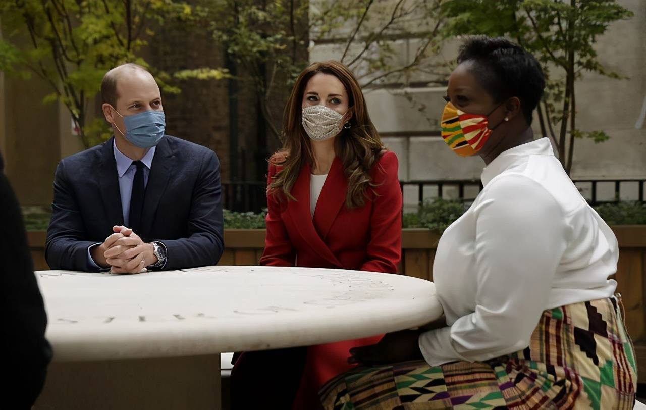 梅根|凯特穿衣“打翻身仗”!红色超长款大衣太惊艳,高贵感梅根哪能比