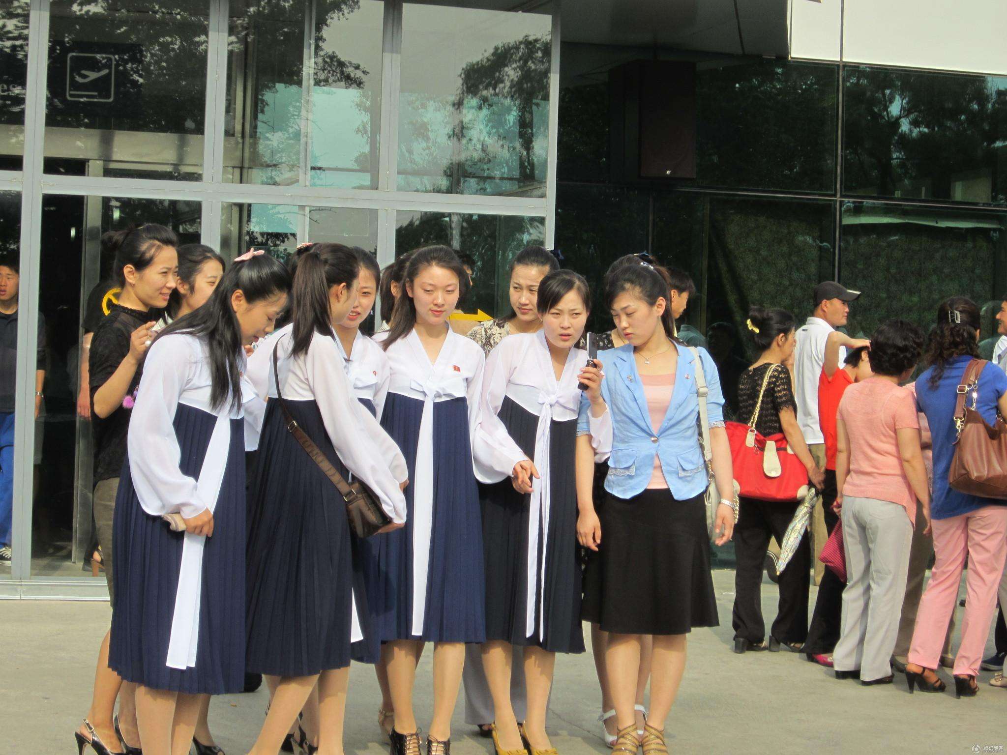 特别是对朝鲜的女孩子,包括一直以来流传有朝鲜"裤子是男人穿的,女人