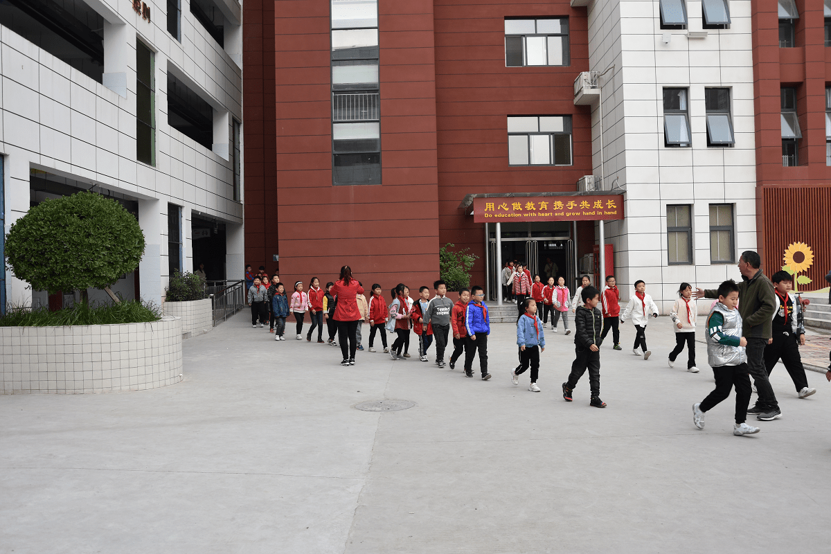 筑牢安全防线 守护师生平安—三门峡市德馨苑小学举行"防踩踏"安全