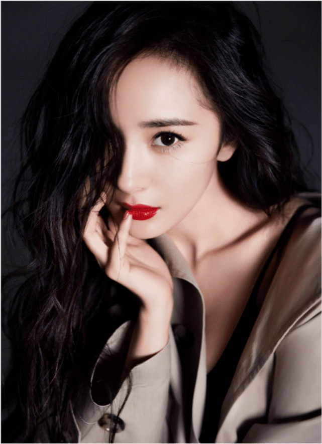 眼窝|杨幂右脸罕见出镜暴露颜值硬伤，眼窝凹陷显老气，被吐槽太灾难