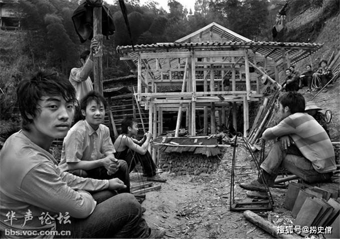 上世纪八九十年代,贵州岜沙人的生活还很贫穷落后