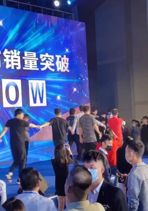 汪峰商演被吐槽耍大牌真相，主持人素质低，现