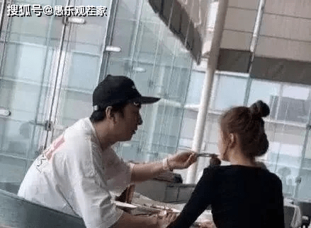 粉色|原创王思聪夜店豪开200瓶黑桃A后再被偶遇，一身黑配粉色拖鞋坐豪车