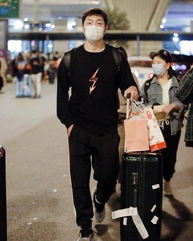 原创国乒全员转战成都,许昕樊振东亮相机场,2位日乒选手也陆续抵华