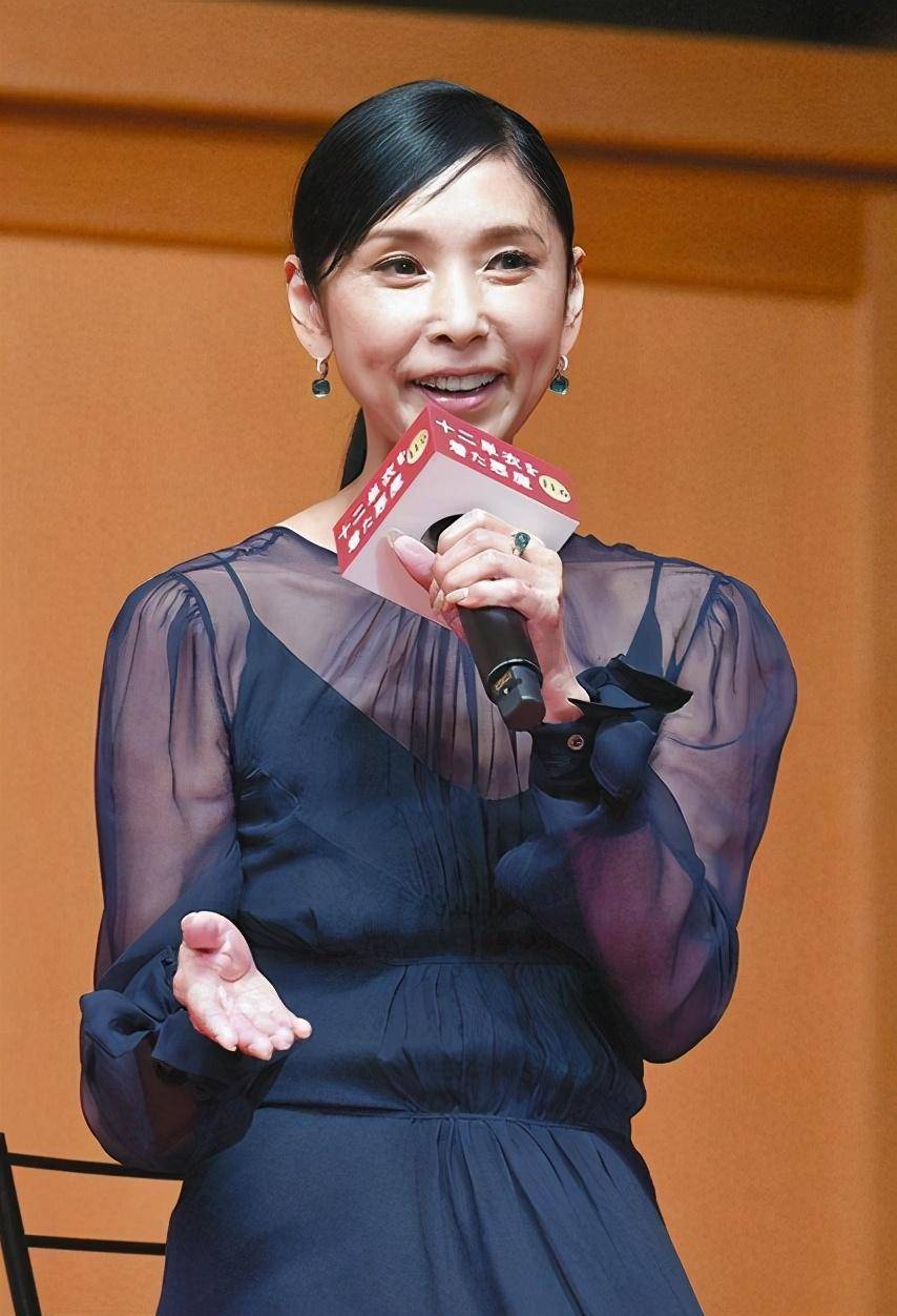 60岁日本美女黑木瞳显老态?三吉彩花裸色长裙性感迷人