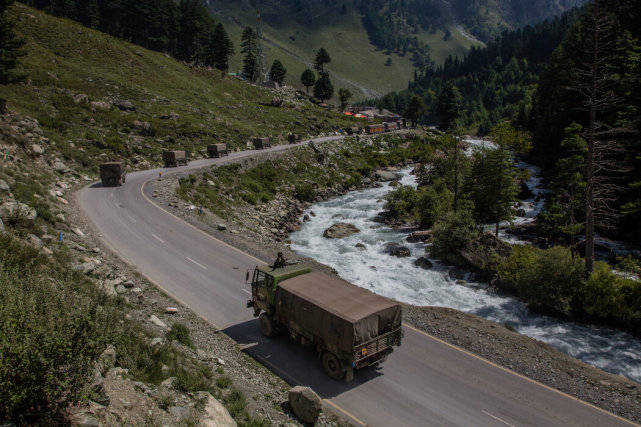 脑回路清奇：印度嘴上一套背地一套，寻求美国