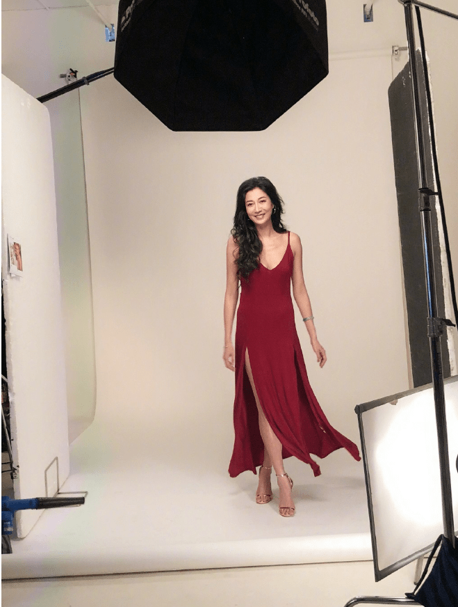 黄色|吴绮莉与闺蜜聚会！黄色开衫配连体裤显高挑，47岁的脸依然能打