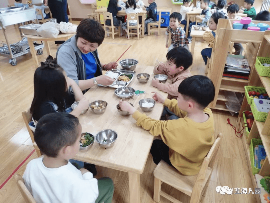 幼儿园|明确了！上海将全面落实幼儿园陪餐制度！“园长陪餐”或成标配