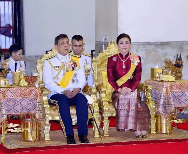 妮娜|泰王衰老太快，68岁动作迟缓走路不稳，苏提达两套套装穿出好身材