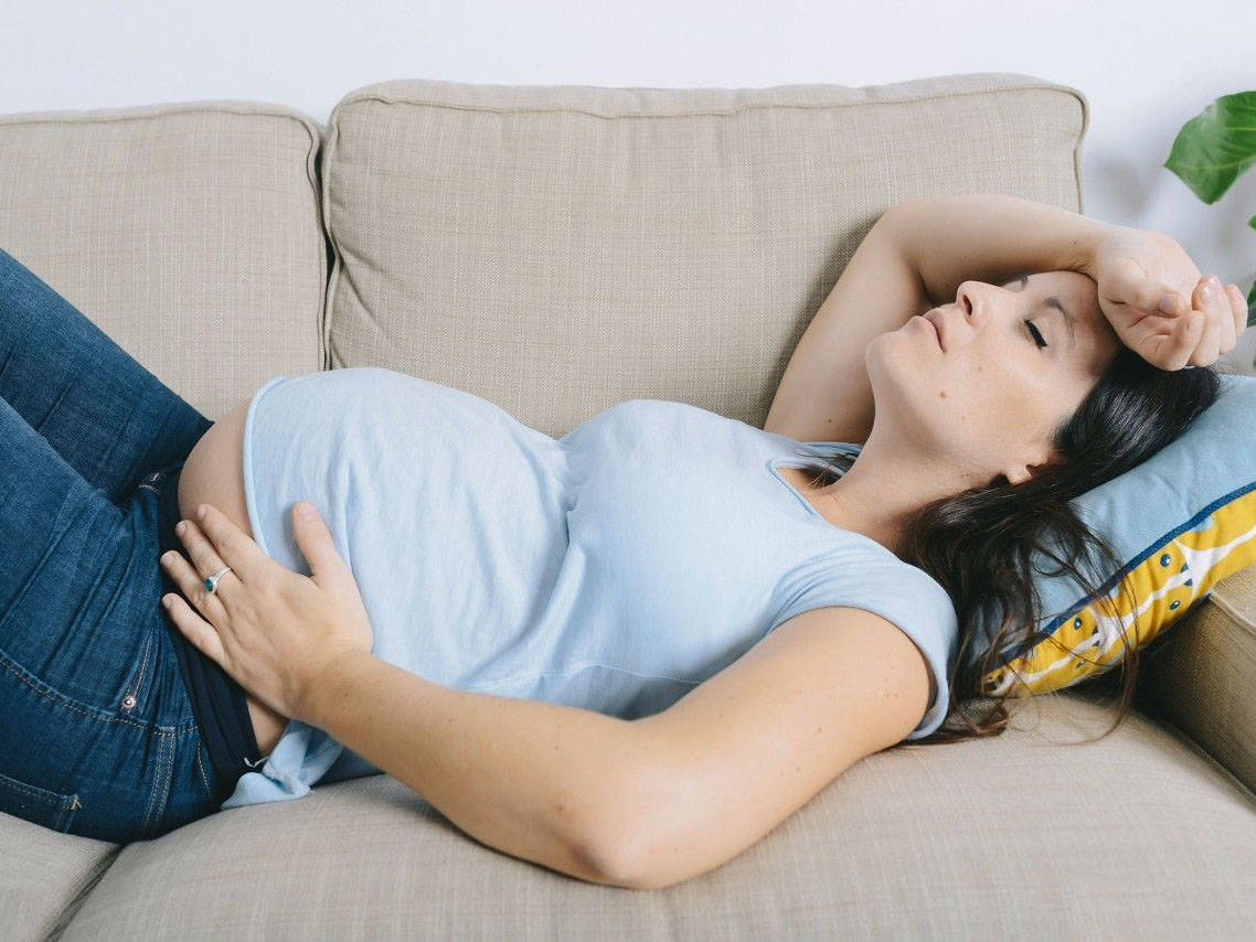 就是一个孕妇在做着事情的时候突然肚子发痛然后就要开始生孩子了
