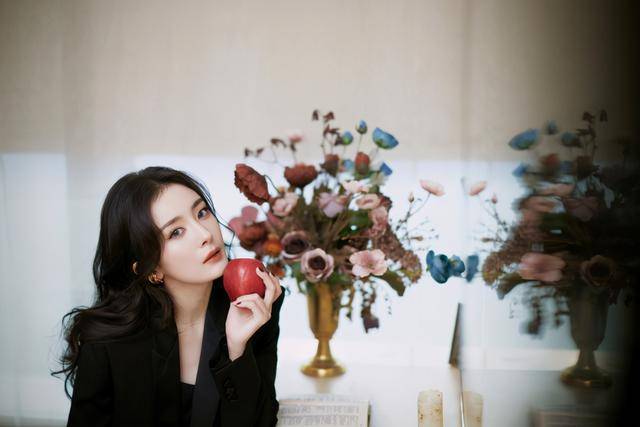 脸部|杨幂活动生图被扒，脸部岁月感明显，34岁还能卖少女感多久？