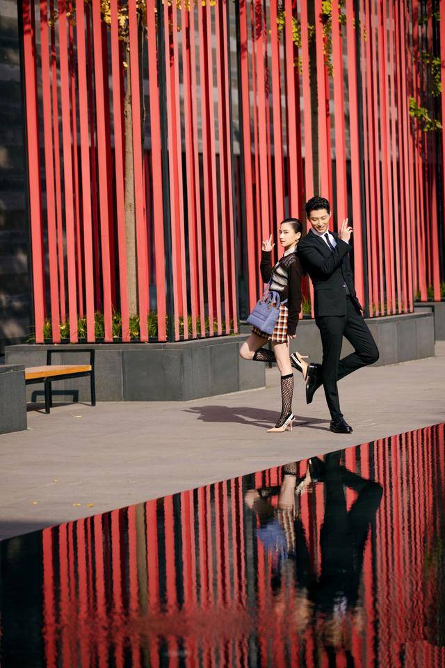 何超莲|何超莲穿短裙网袜秀好身材，携男友拍大片，大赞窦骁是“帅狍子”