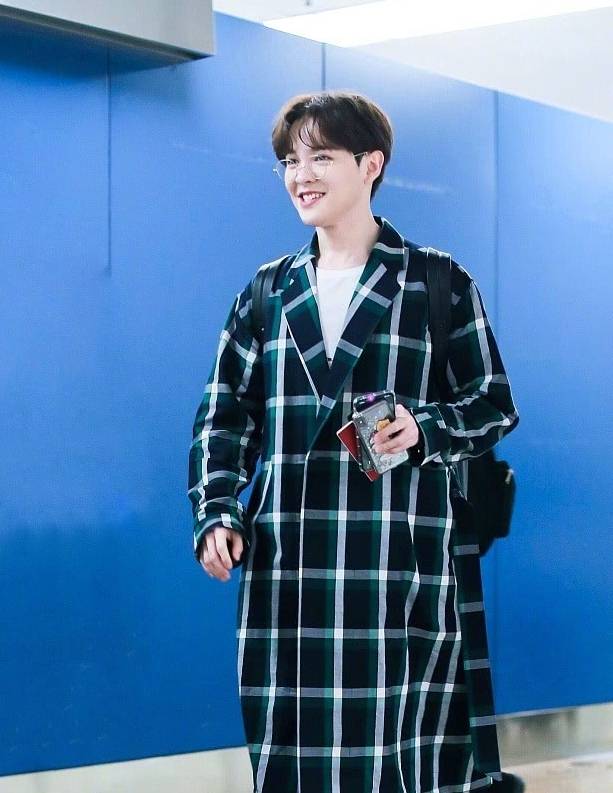 男星|机场上穿着格纹外套的男星们，一点也不像IT男，时尚感超