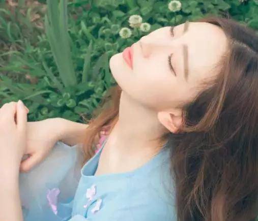 憋久了的女人,频繁做出这些动作,就是故意在等你下手了!