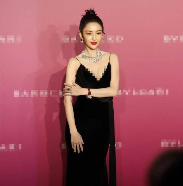 佟丽娅|45岁李小冉状态惊艳，被赞天然美女无塑料感！不输小8岁的佟丽娅