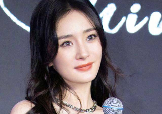 脸部|杨幂活动生图被扒，脸部岁月感明显，34岁还能卖少女感多久？