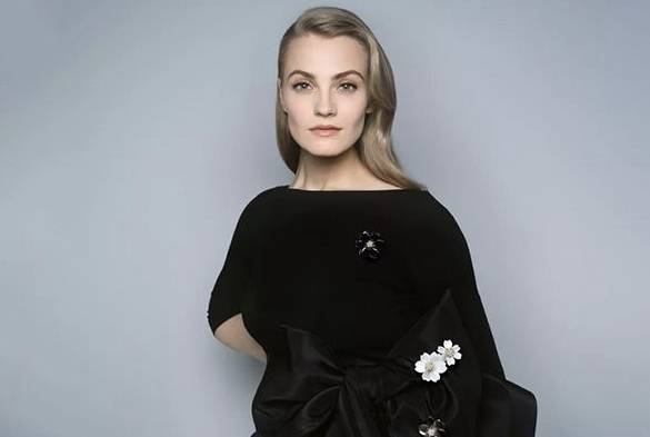 珠宝|梵克雅宝胸针艺术展，从彩宝中塑造珠宝的美，教你如何戴胸针！