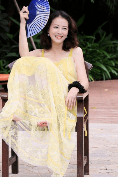 姐弟恋小7岁“小狼狗”，53岁周海媚爱心泛滥，