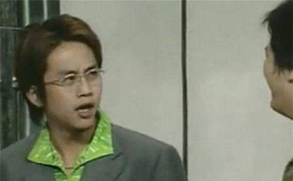 而邓超则染着一头黄发,戴着金丝眼镜看着十分斯文,相比起后来的《幸福