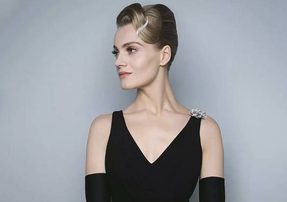 珠宝|梵克雅宝胸针艺术展，从彩宝中塑造珠宝的美，教你如何戴胸针！