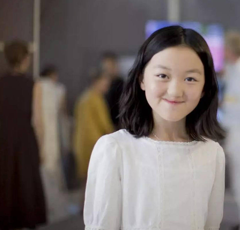 李嫣自信晒正脸照嘴巴已经恢复正常染回黑发越来越像王菲