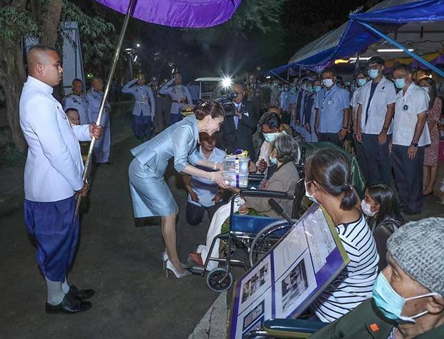 苏提达|苏提达没生过娃还强行秀母爱？抱起小女孩只能尬笑，诗妮娜赢一局