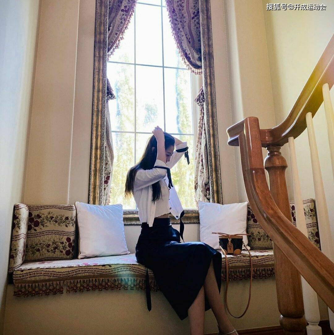 陈露|北控孙悦不幸崴脚，其妻陈露一件黑色吊带背心，玲珑剔透，时尚又圣洁