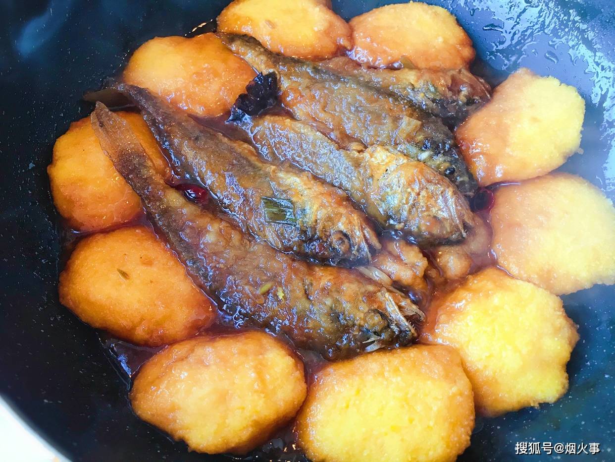 干辣椒|试试这样做，贴饼子蘸鱼汤超香，别提有多好吃小黄鱼别再炸着吃