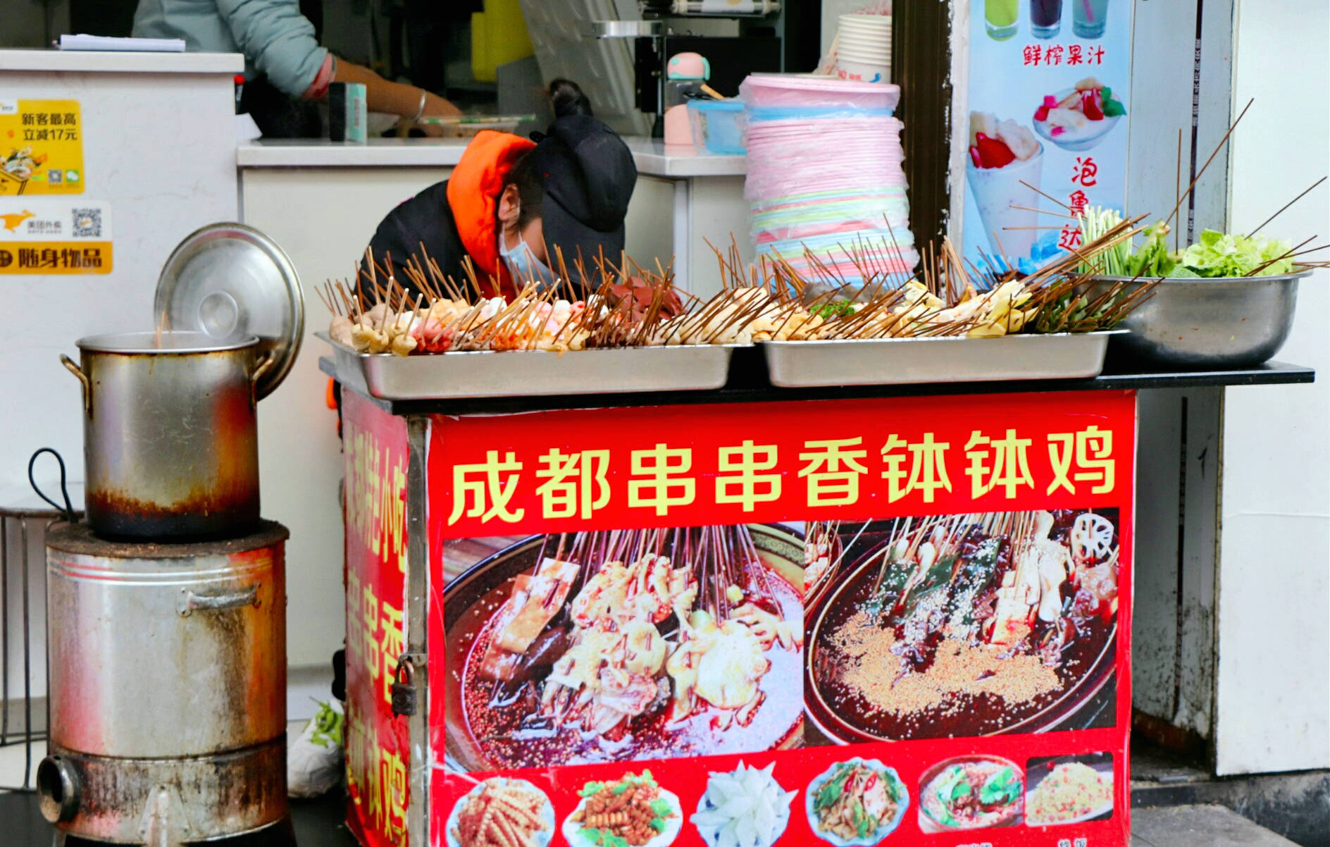 【细数丽江地摊美食】丽江好吃的串串竟然在一家冷饮店里,春夏秋冬