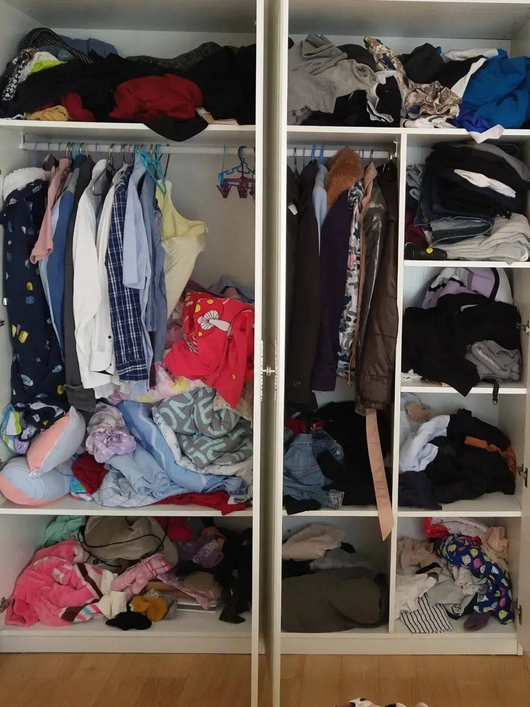 叠好的衣服要竖着放,比较方便寻找,拿的时候也不会打乱衣柜里的整洁
