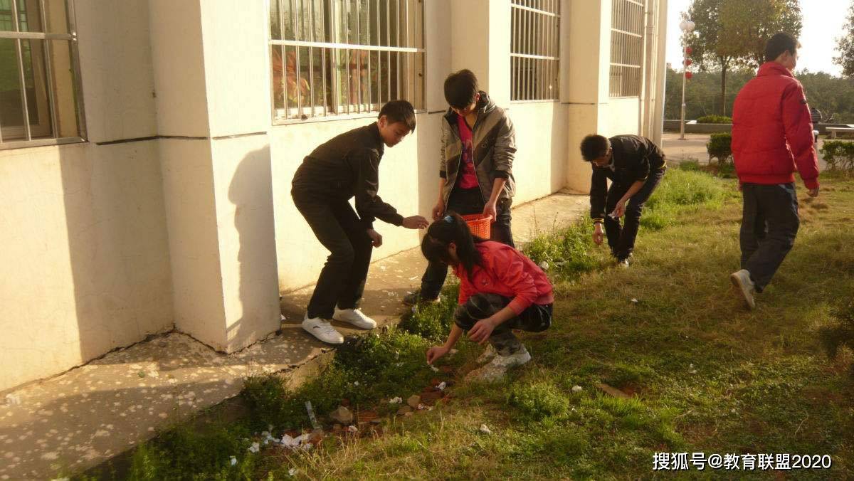 现在的大扫除就变了,学校怕耽误学生学习,影响孩子健康,索性让家长去