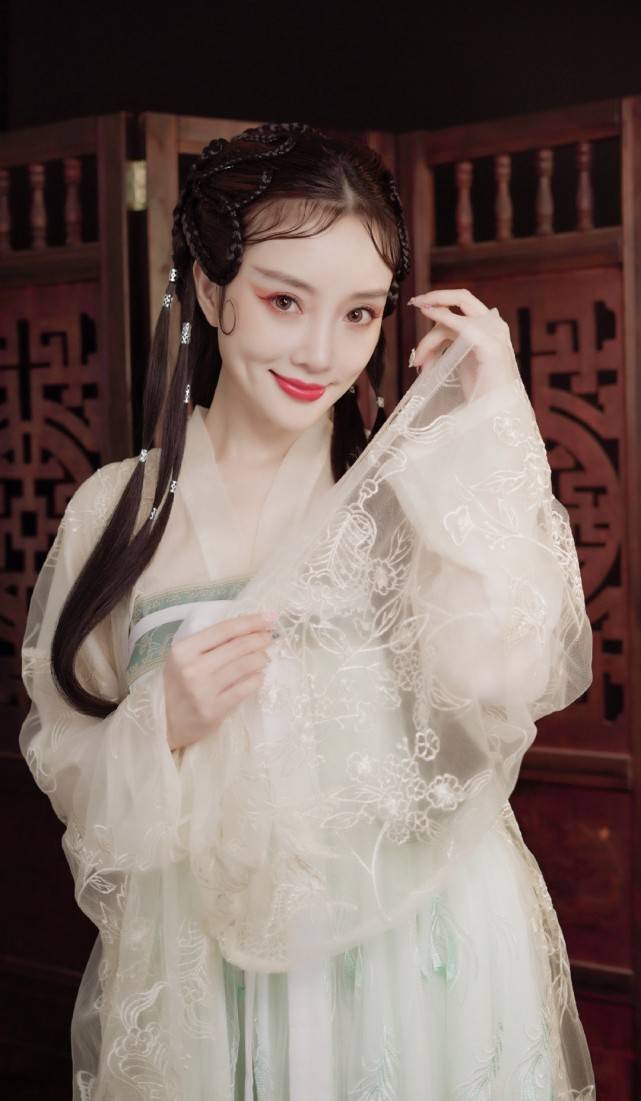 旗袍|李小璐真有心机！女儿生日穿旗袍大秀火辣身材，风头太盛