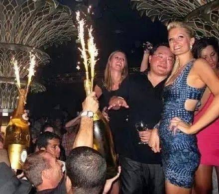 卷走国库数十亿美元，只为泡遍女明星？“大马