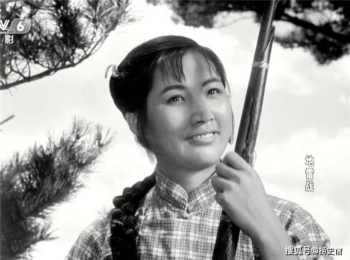 知道这位扛枪的姑娘是谁吗?她是一部著名抗战老电影人物原型