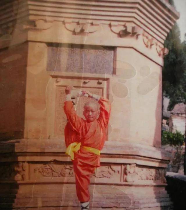 hth官网入口：
明星小时候的照片 一眼就能认出来(图6)