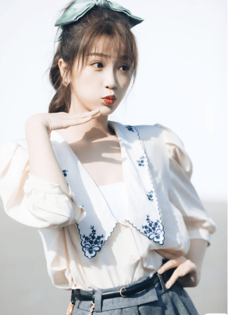 原创虞书欣这个"小作精"甜起来真要命,西装配299的豹纹裙,好诱惑