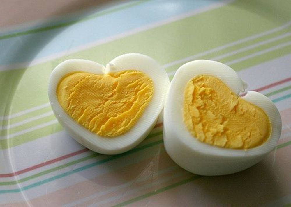一口辅食最好是富含铁的米粉,千万不要用鸡蛋,这是因为鸡蛋不但易过敏