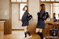 原创gif搞笑趣图: 自从买了这车随时可以吃鸡, 妈妈再也不担心了!