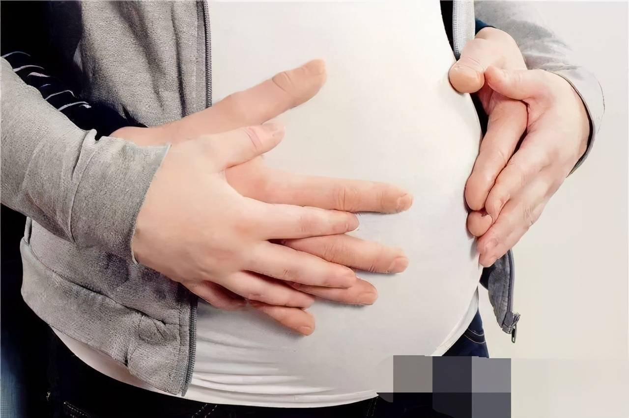 原创怀孕6个月,孕妇的肚子变得一半软一半硬,背后的原因有这2个