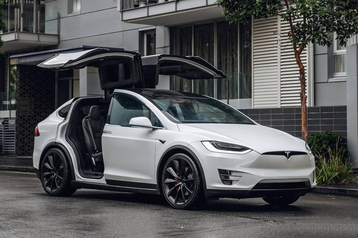 试特斯拉model x,大但很好开,鹰翼门是最大亮点