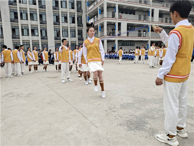 叙永县马岭中学阳光体操比赛尽显青春风采