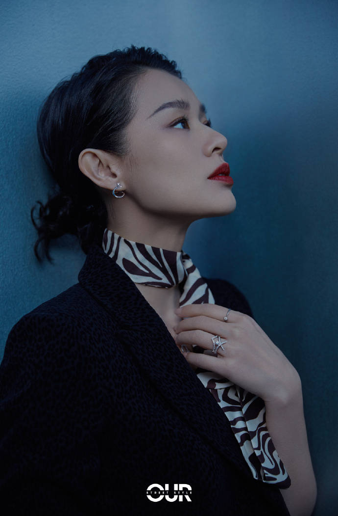 女士街拍秋日绮想主题胡杏儿的街拍look