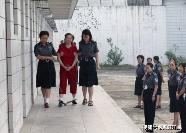苏小荣虽然被判处了死刑,但是在等待死刑核准执行的这段时间里,她在