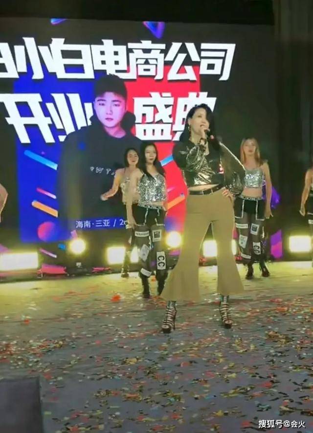 当网红多赚钱？42岁歌手王蓉签约网红公司，唱成